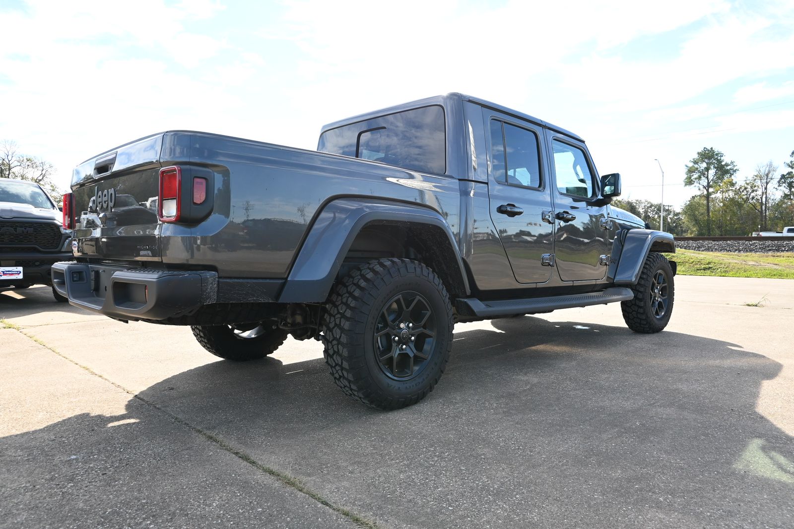 2025 Jeep Gladiator Sport photo 3