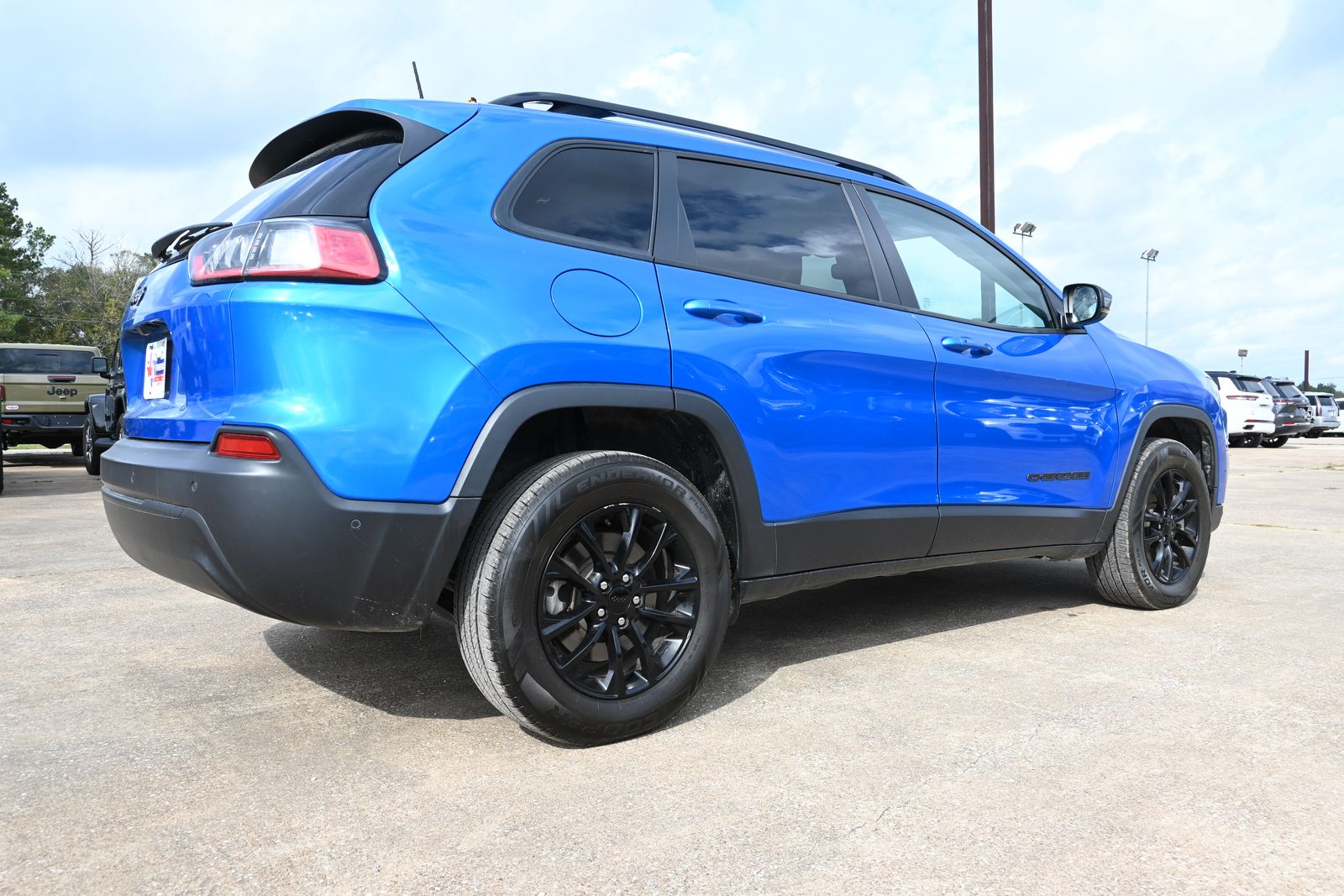 2023 Jeep Cherokee Altitude Lux photo 3