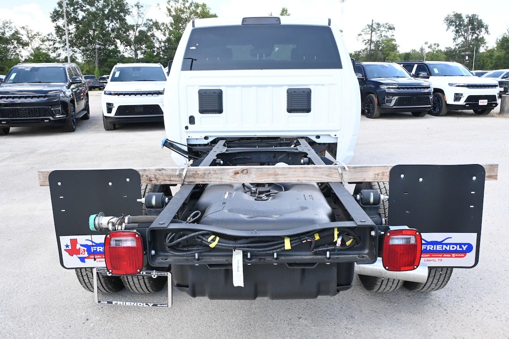 New 2026 Ram 3500 Chassis Cab TRADESMAN CREW 4X4 60' CA Pickup