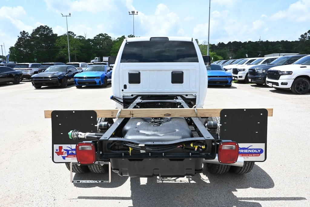 New 2026 Ram 3500 TRADESMAN CHASSIS REGULAR CAB 4X4 60' CA Pickup