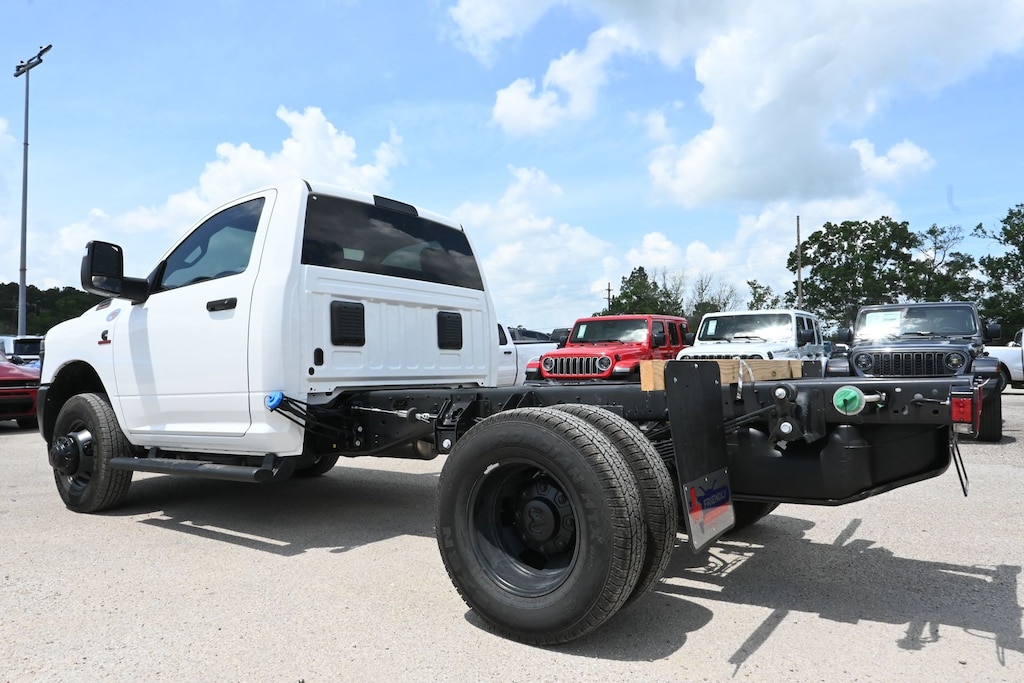 New 2026 Ram 3500 TRADESMAN CHASSIS REGULAR CAB 4X4 60' CA Pickup