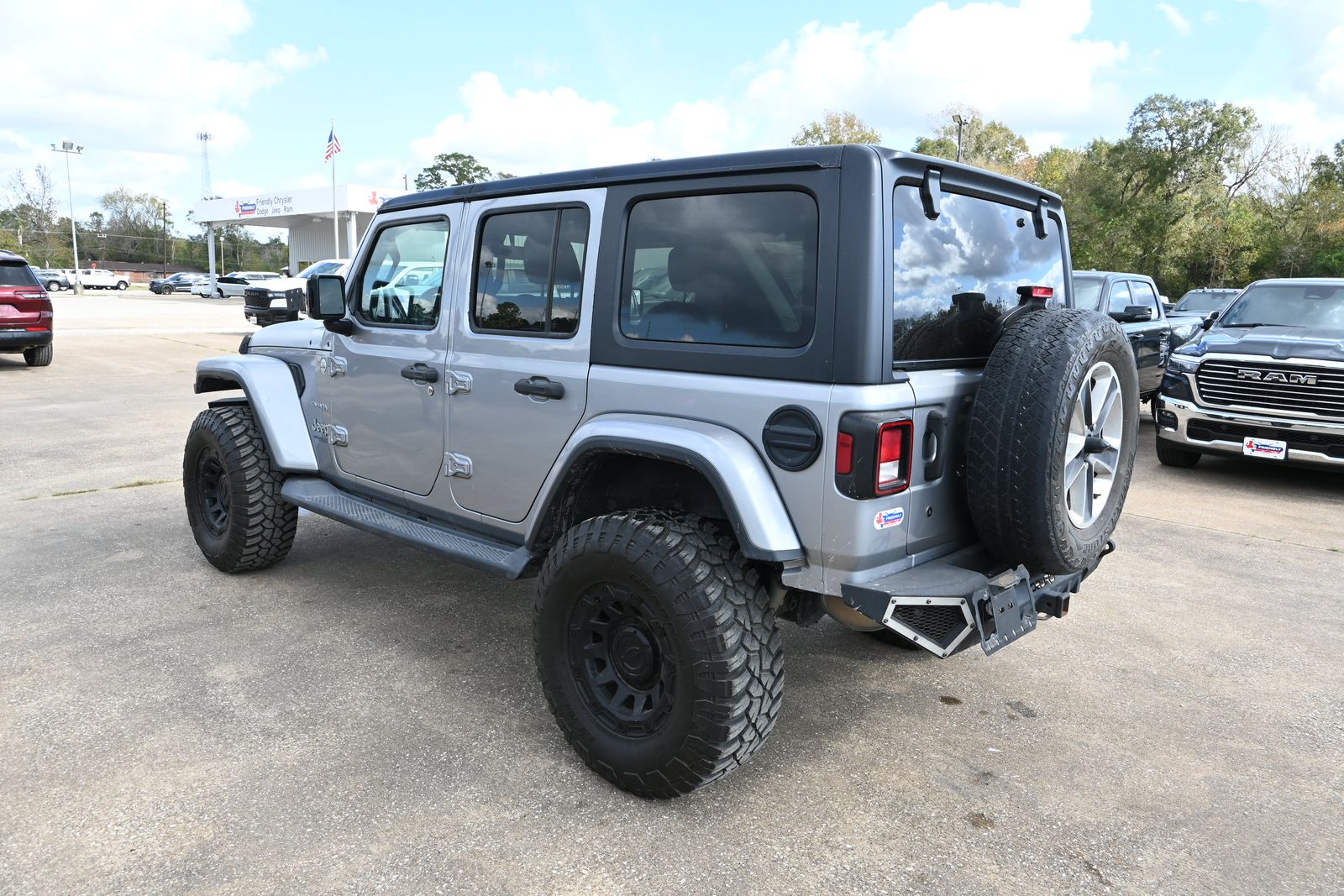2019 Jeep Wrangler Unlimited Sahara photo 3
