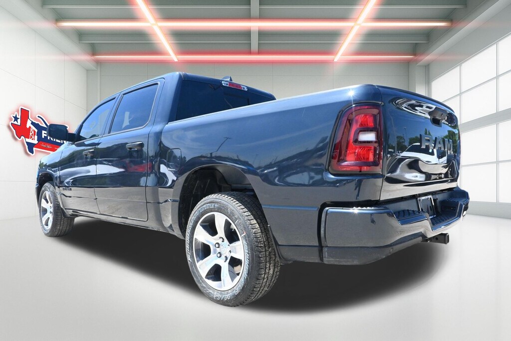 New 2026 Ram 1500 EXPRESS CREW CAB 4X2 5'7 BOX Pickup
