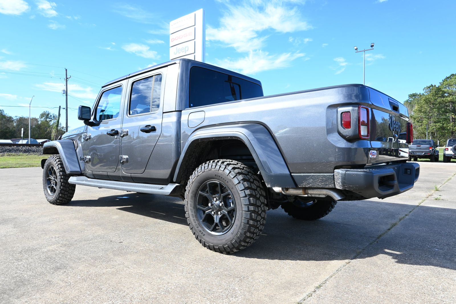 2025 Jeep Gladiator Sport photo 2