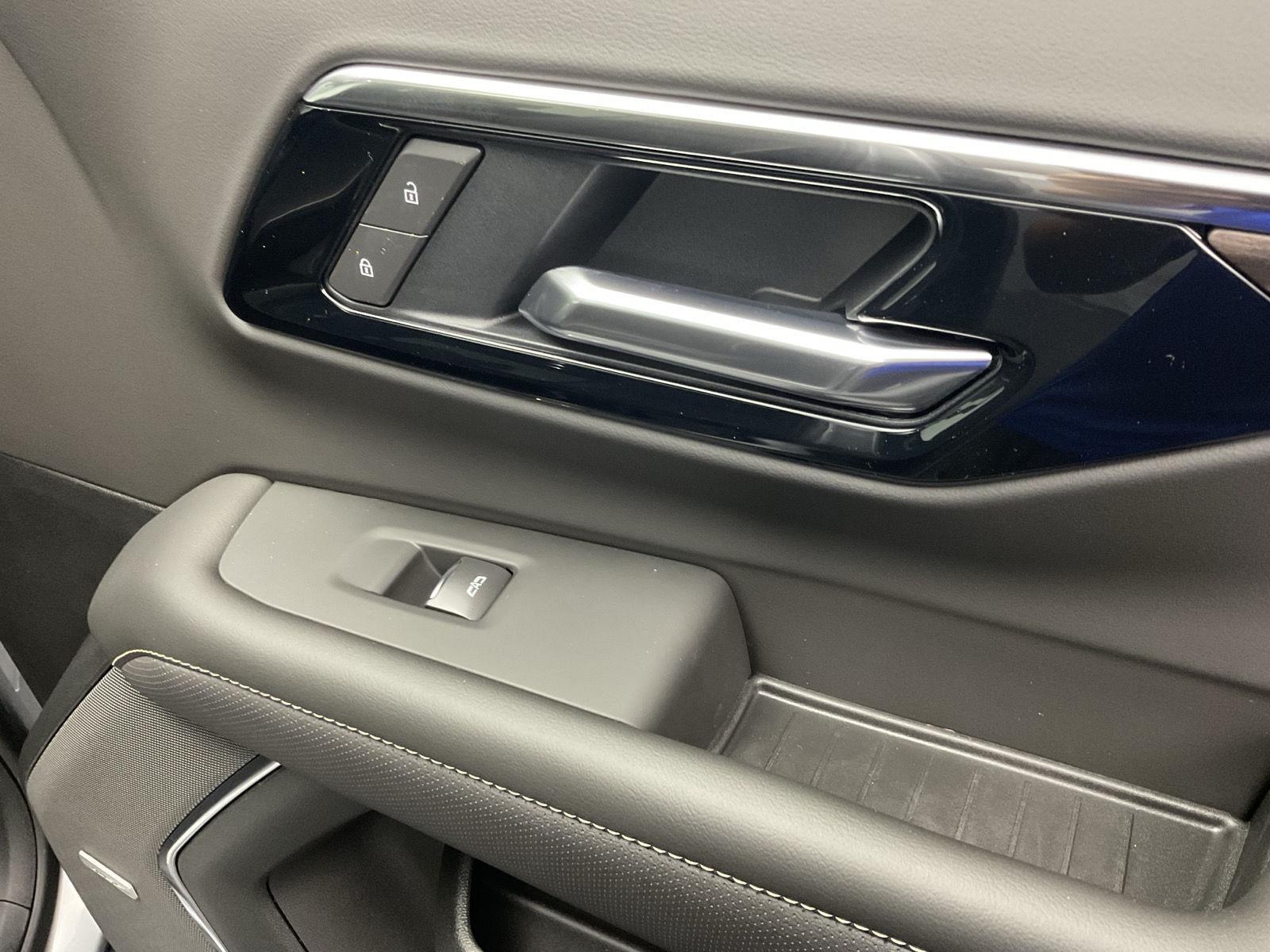 2026 Chevrolet Suburban Premier - Photo 25