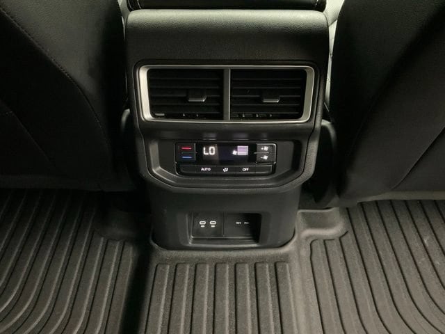 2025 Volkswagen Atlas SE w/Tech - Photo 29