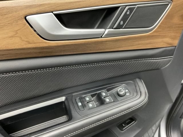 2025 Volkswagen Atlas SE w/Tech - Photo 11