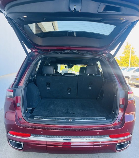 2023 Jeep Grand Cherokee Overland photo 4