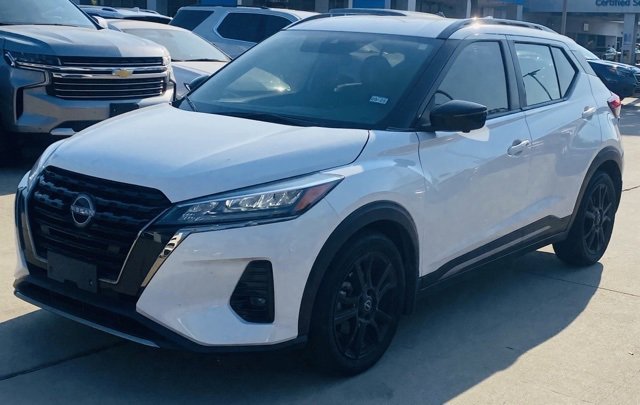 2023 Nissan Kicks SR photo 3