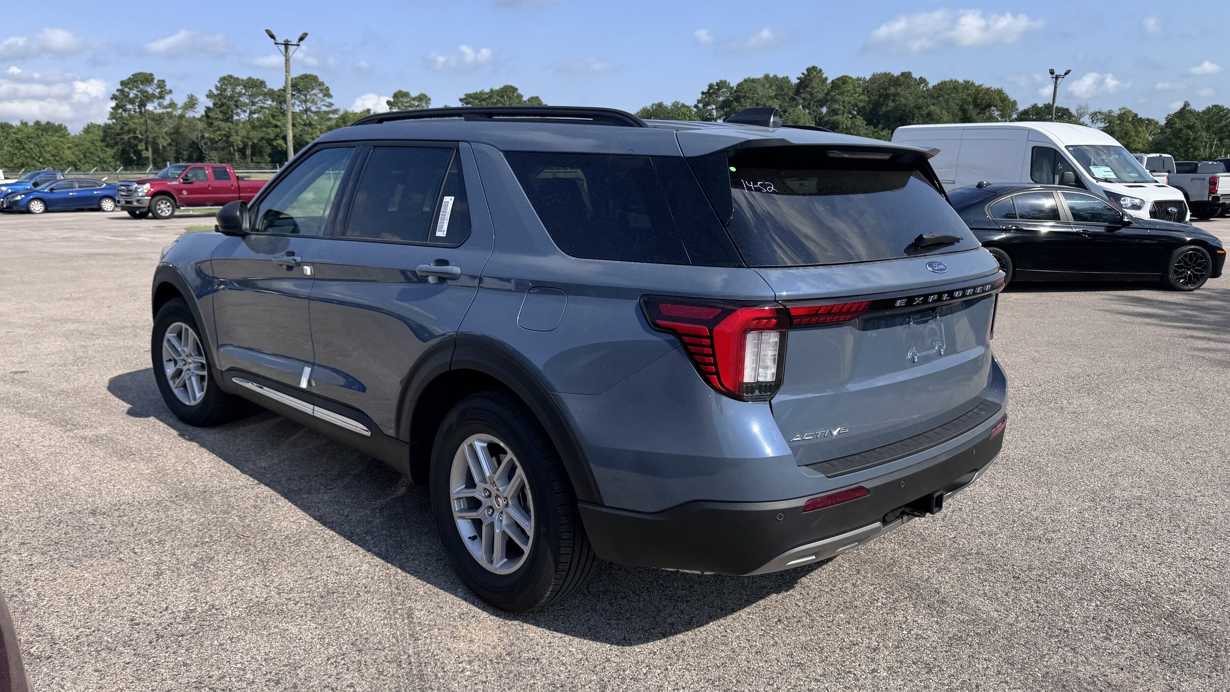 2025 Ford Explorer photo 3