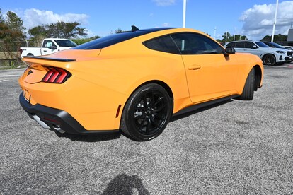 Corgi VA15502 Ford Mustang Mk6 GT Fastback, Orange Fury Modèle de Collection Moulé sous Pression VAnguards