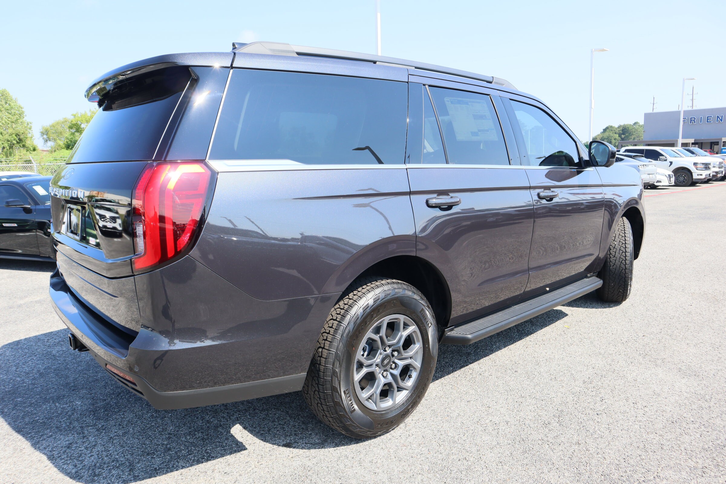 2025 Ford Expedition photo 2