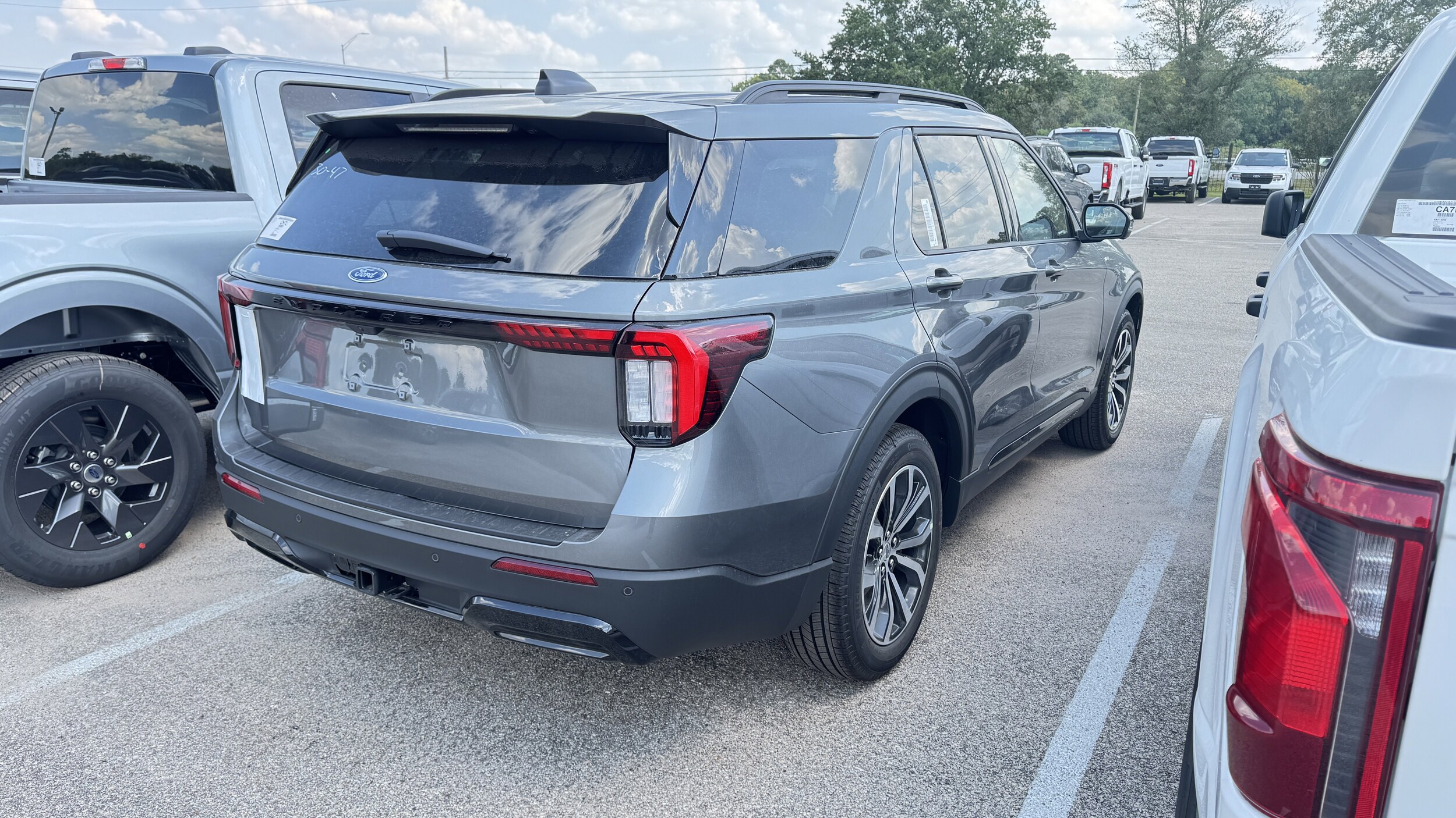 2025 Ford Explorer ST-Line photo 3