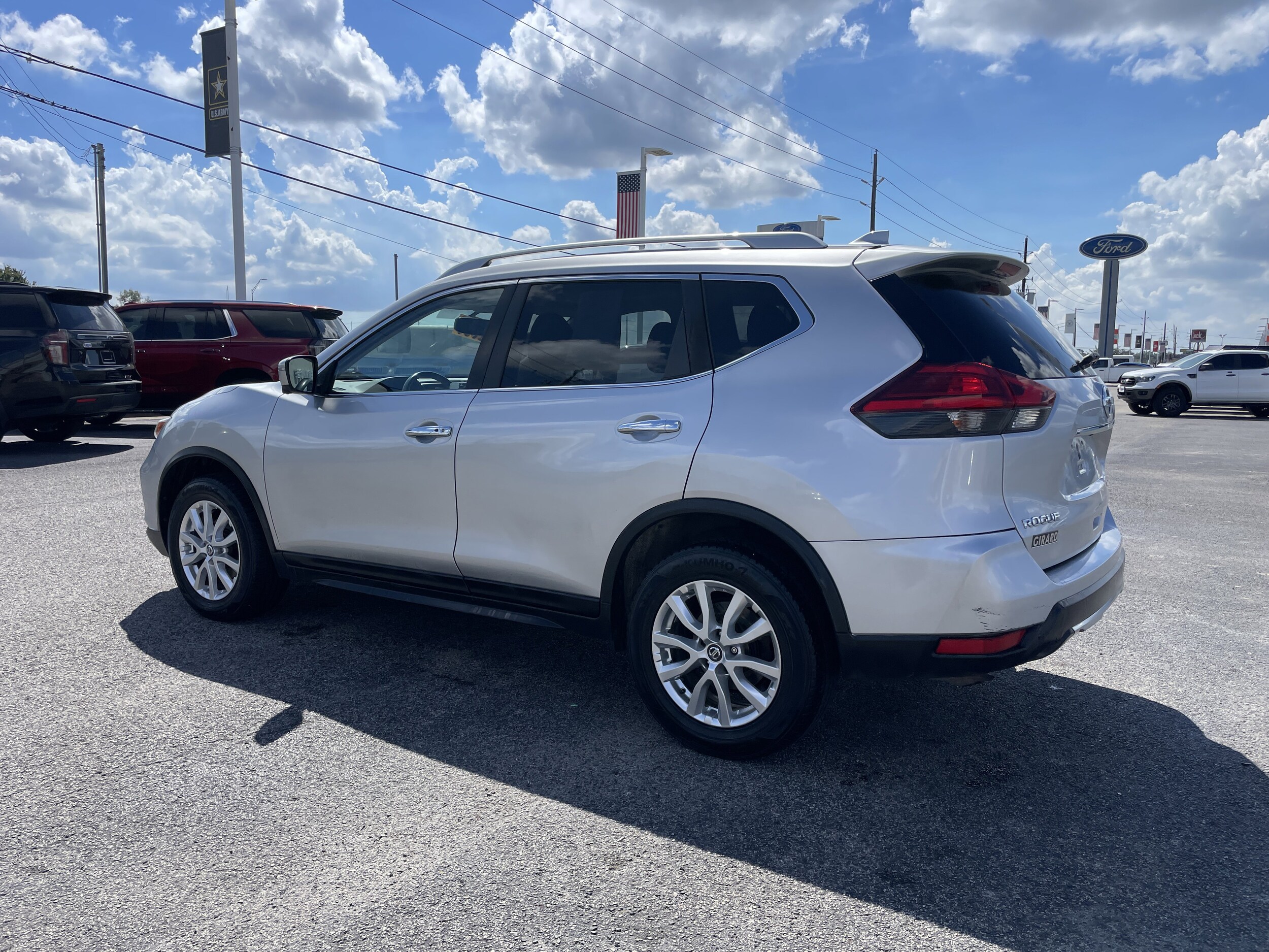 2017 Nissan Rogue SV photo 2