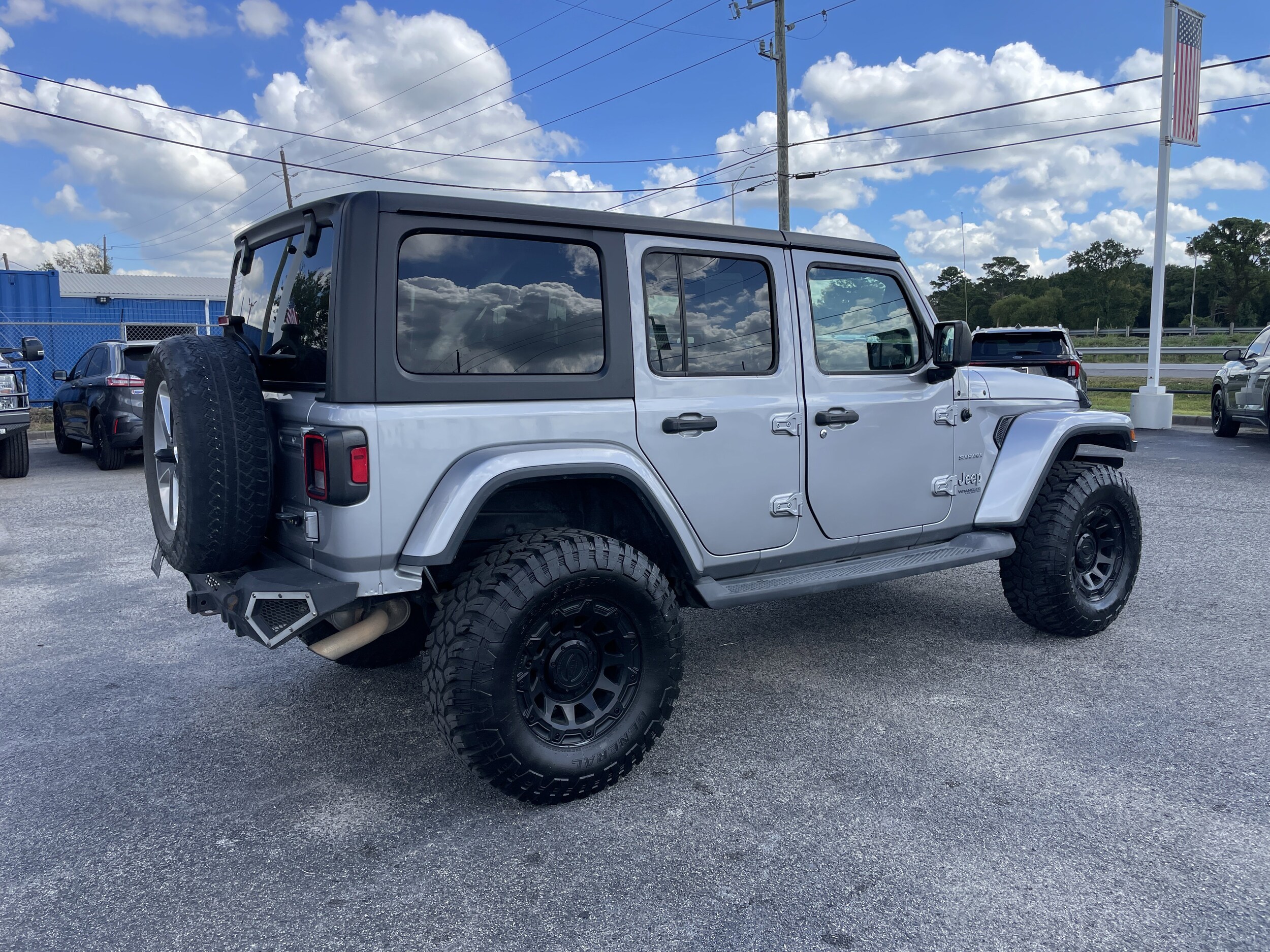 2019 Jeep Wrangler Unlimited Sahara photo 2