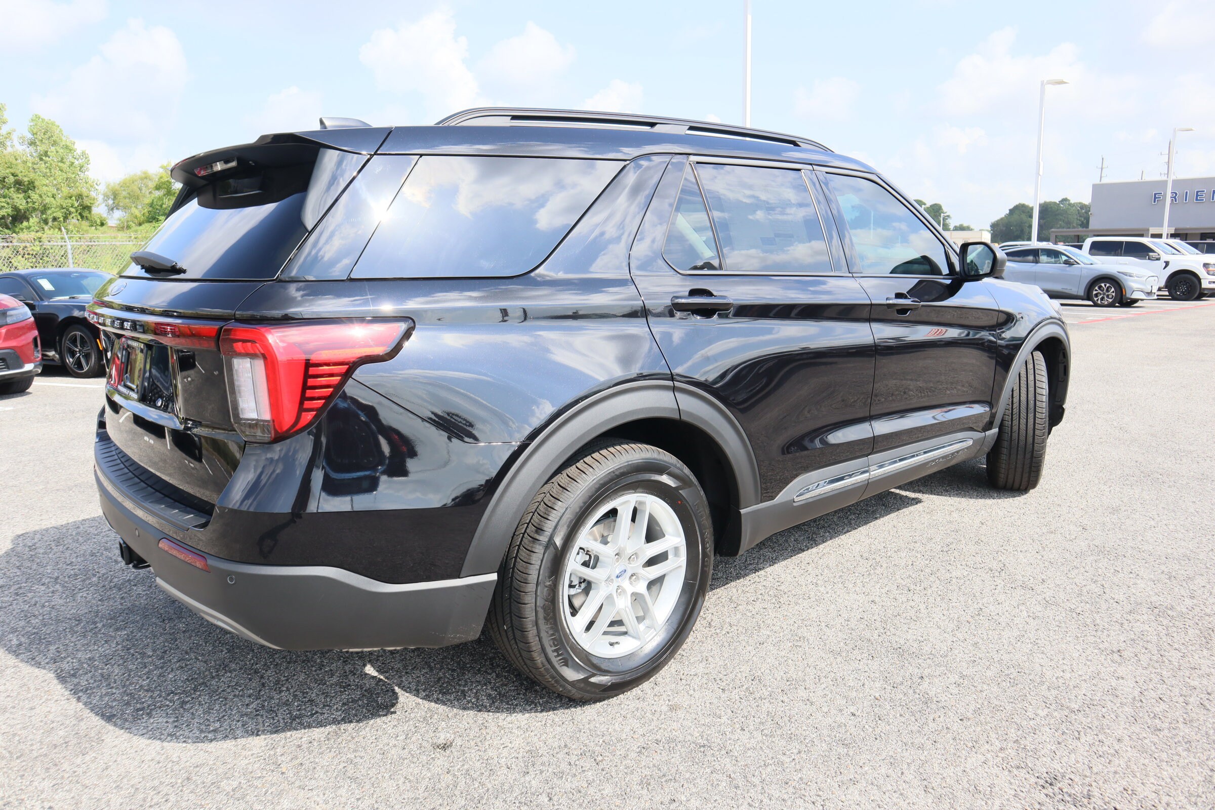 2025 Ford Explorer photo 2