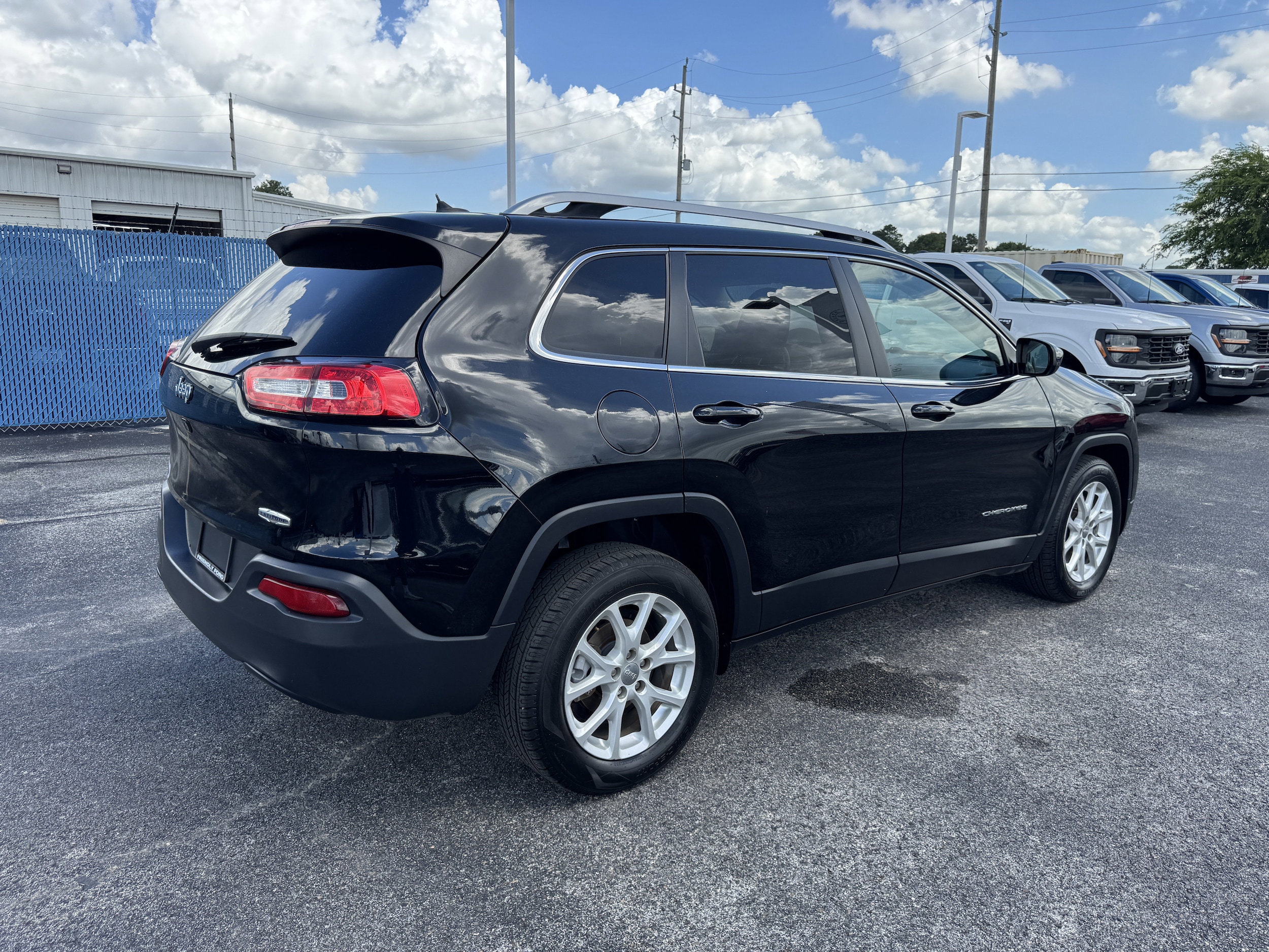 Used 2017 Jeep Cherokee Latitude with VIN 1C4PJLCB5HW559532 for sale in Crosby, TX