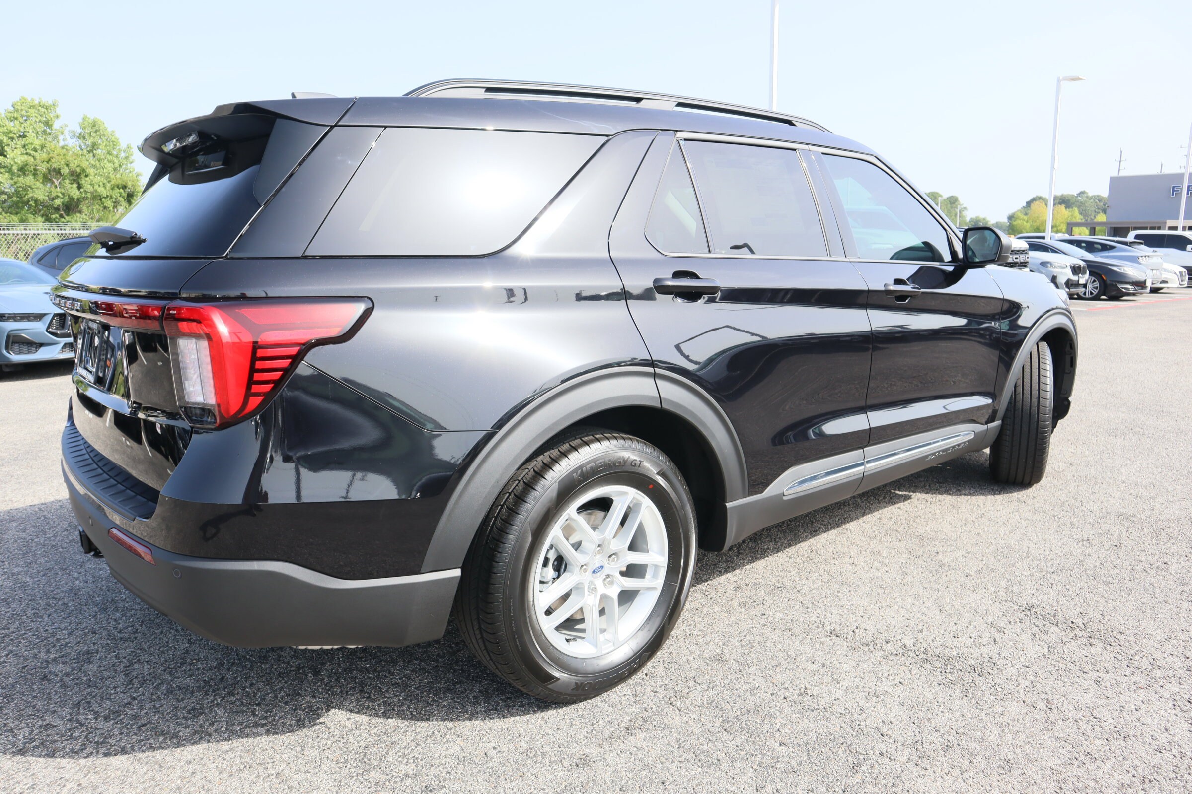 2025 Ford Explorer photo 2