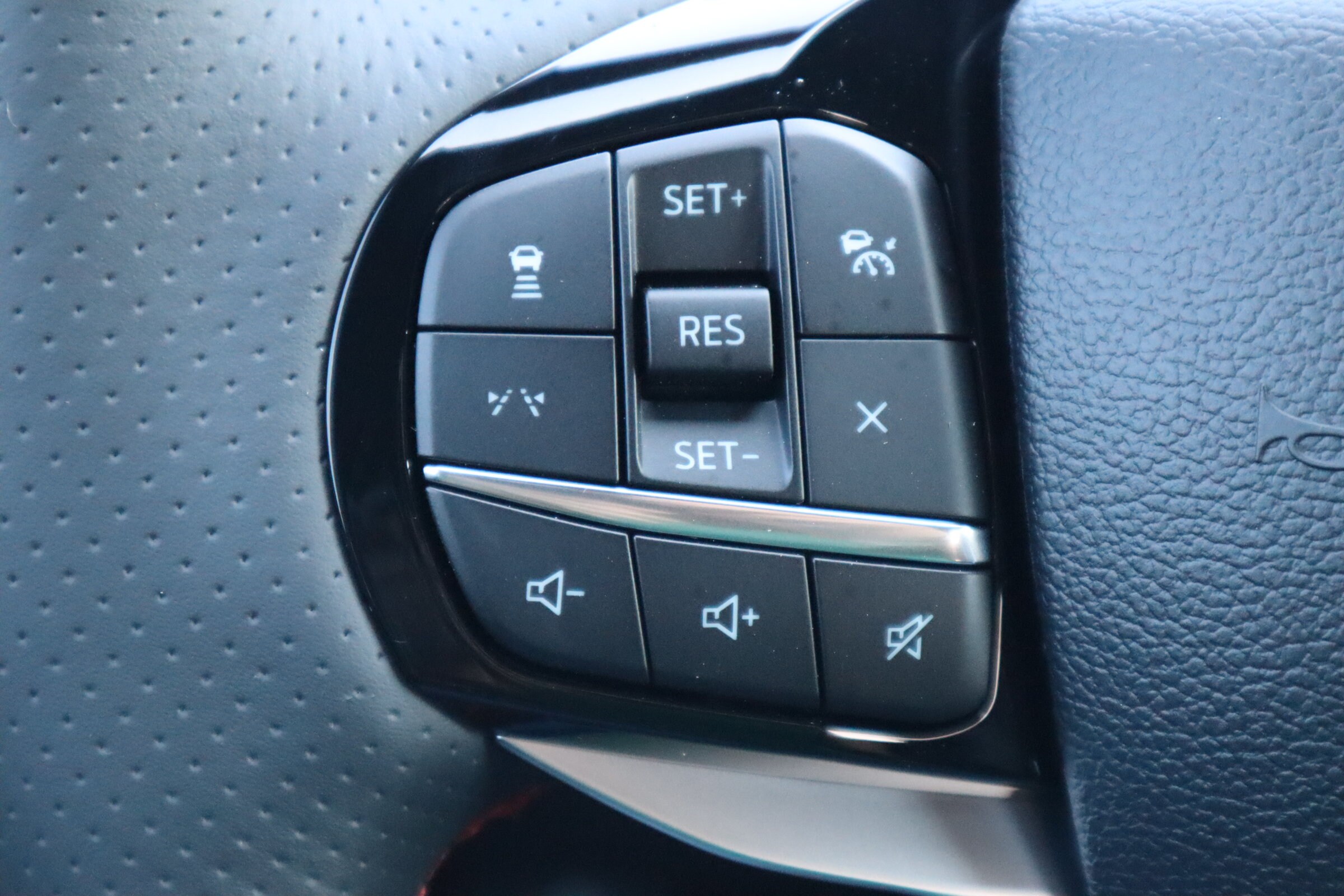 2025 Ford Explorer ST - Photo 18