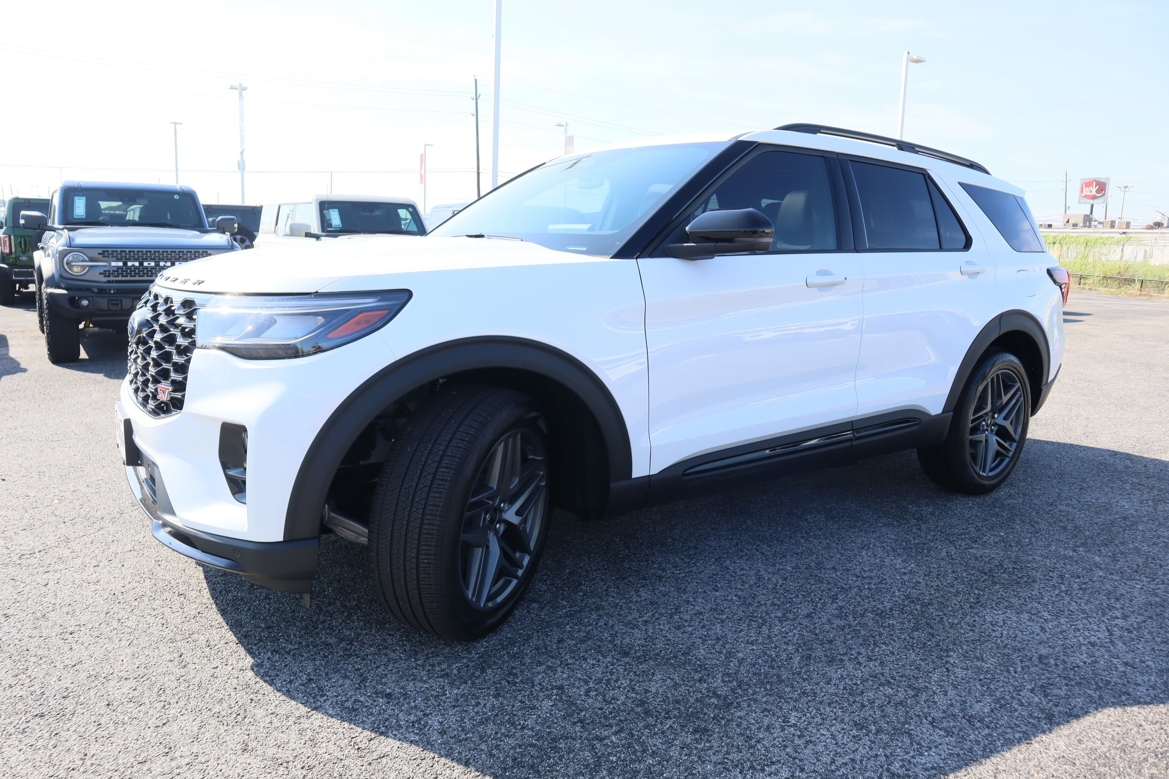 2025 Ford Explorer ST - Photo 9