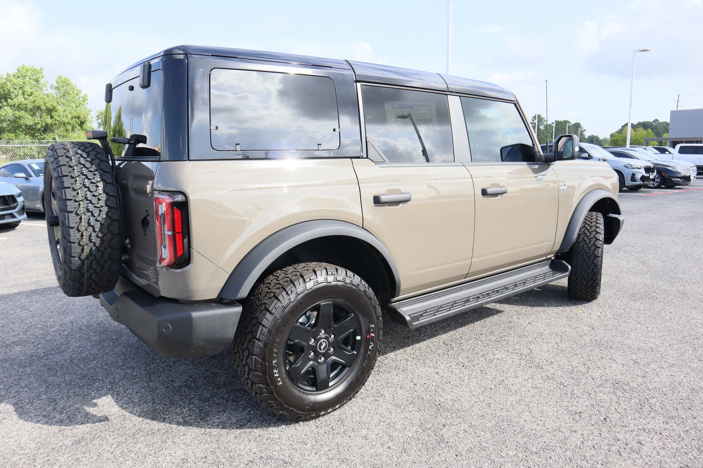 2025 Ford Bronco Outer Banks photo 2