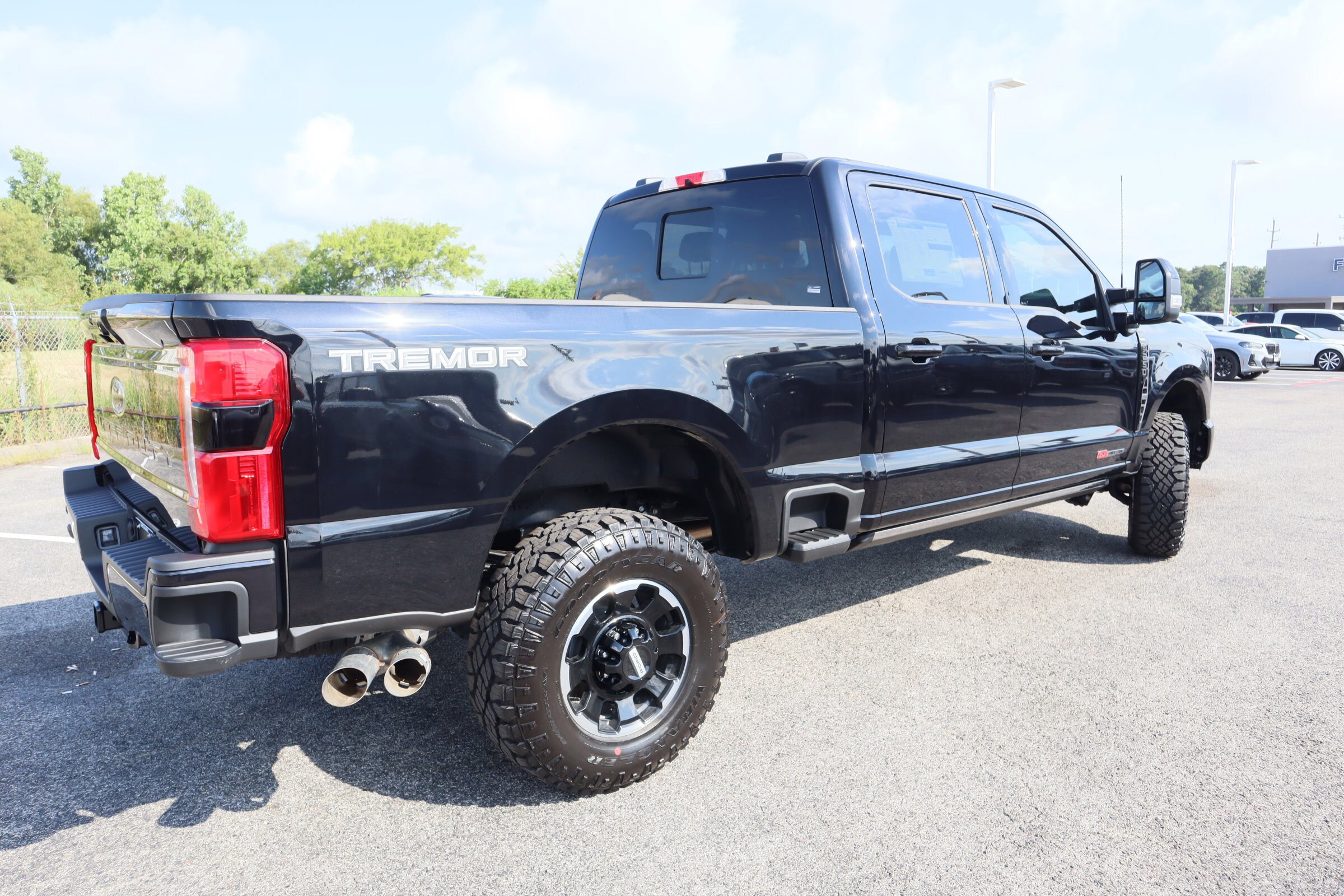 2025 Ford F-250 Lariat photo 2