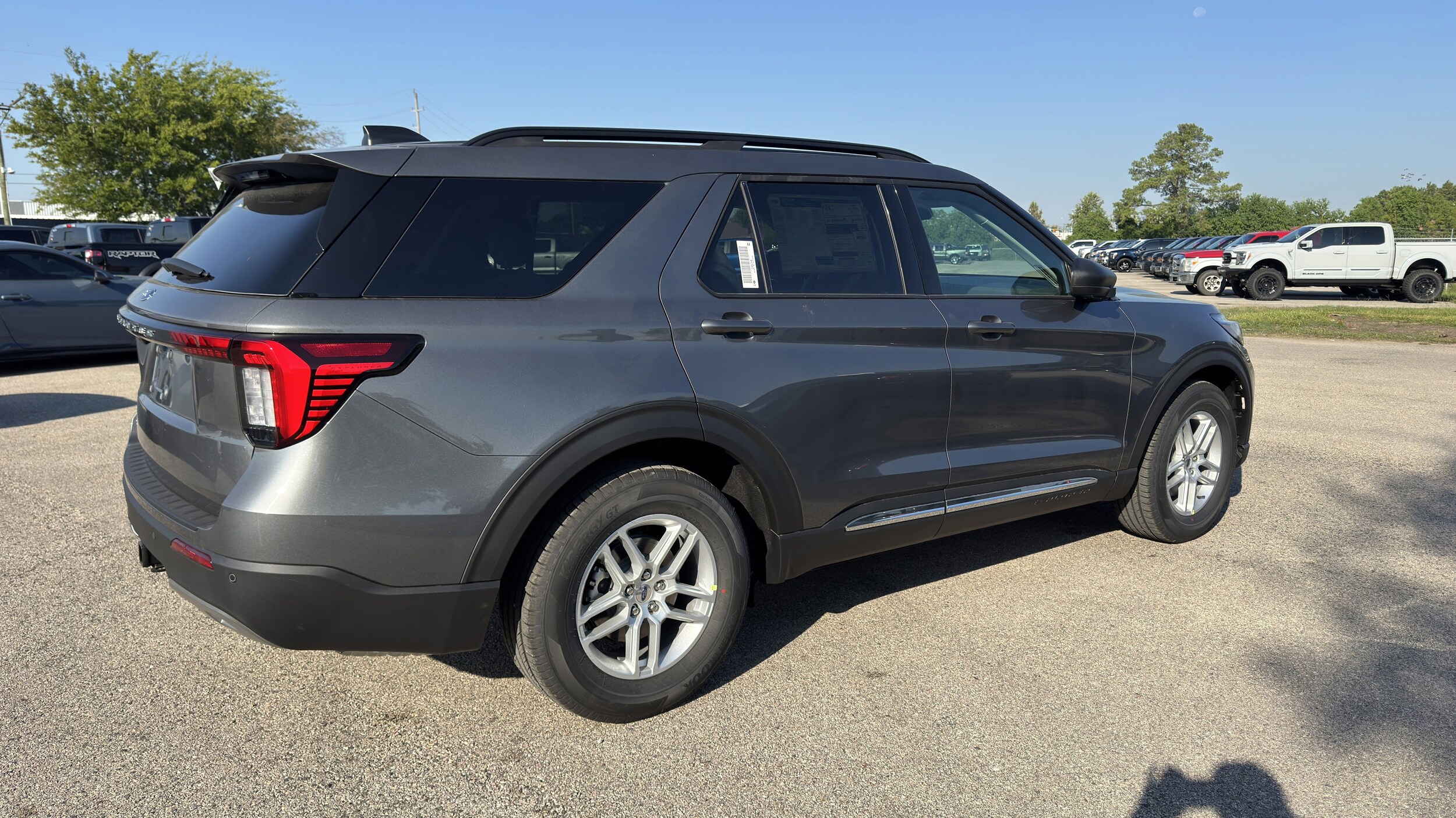 2025 Ford Explorer photo 3