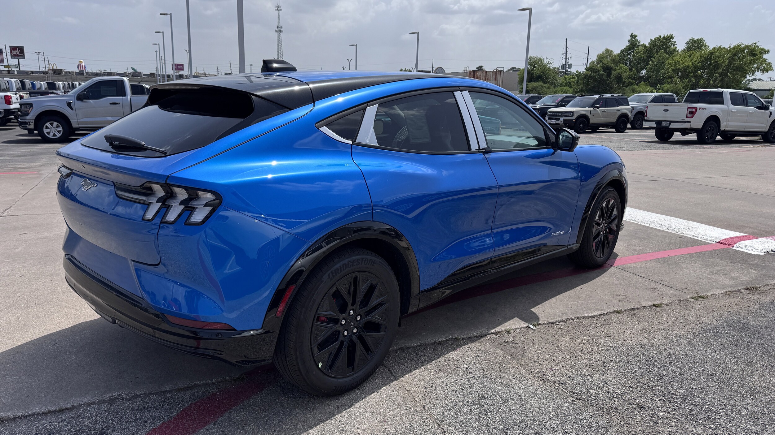 2025 Ford Mustang Mach-E Premium photo 3