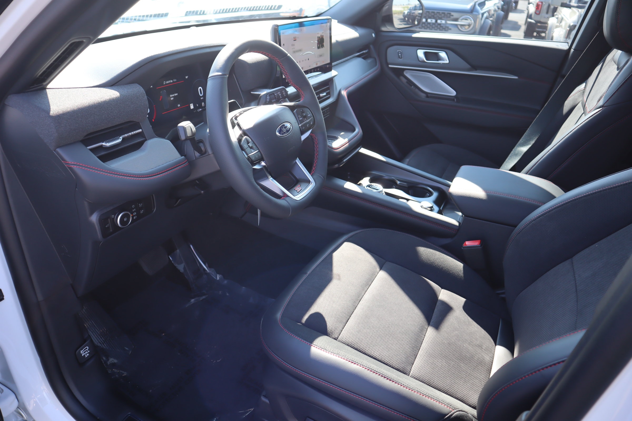 2025 Ford Explorer ST - Photo 17