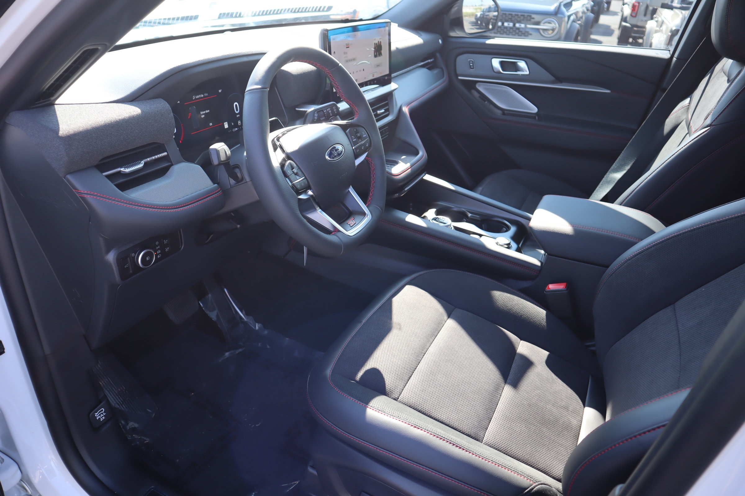 2025 Ford Explorer ST - Photo 17