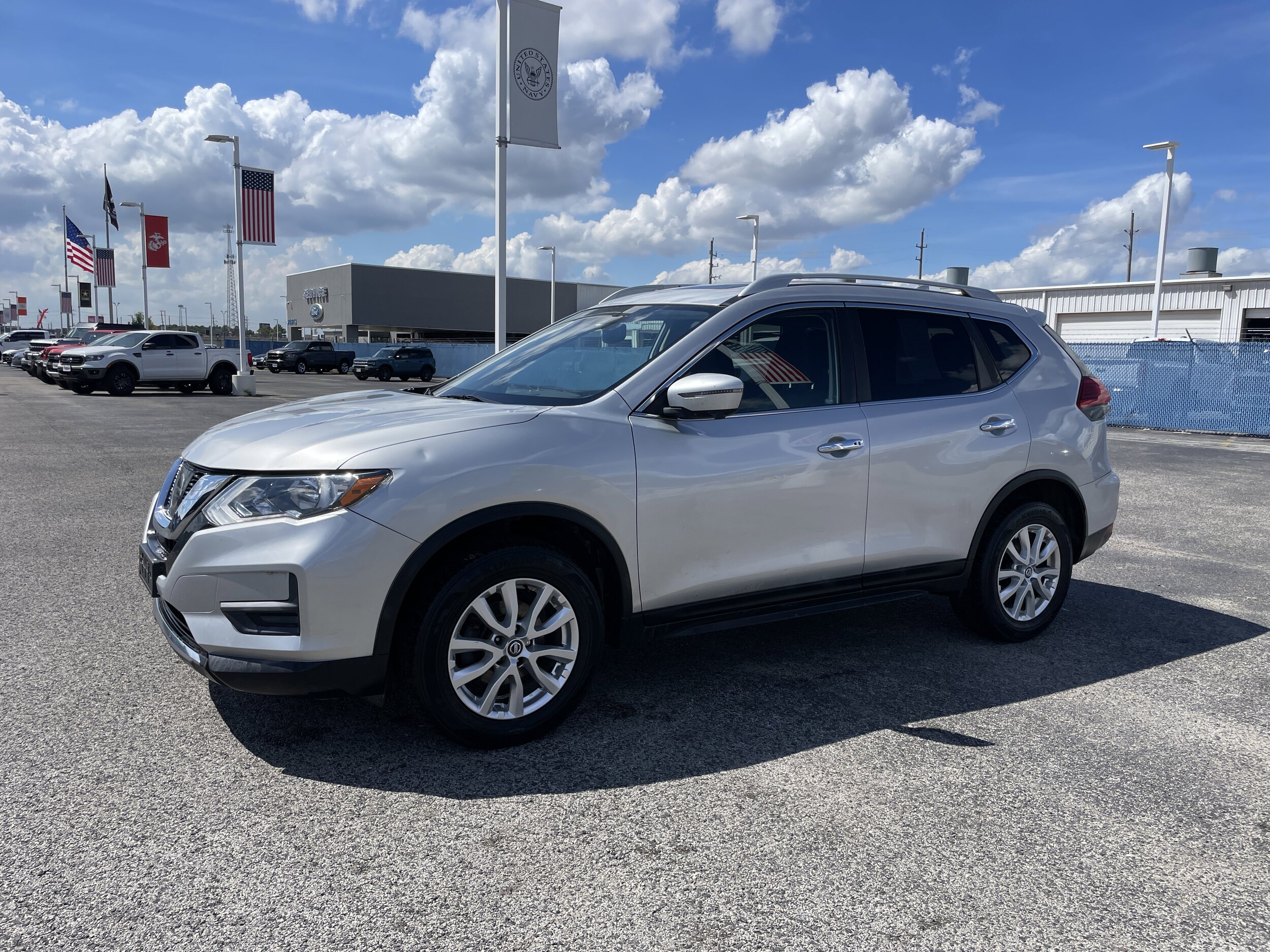 2017 Nissan Rogue SV photo 3