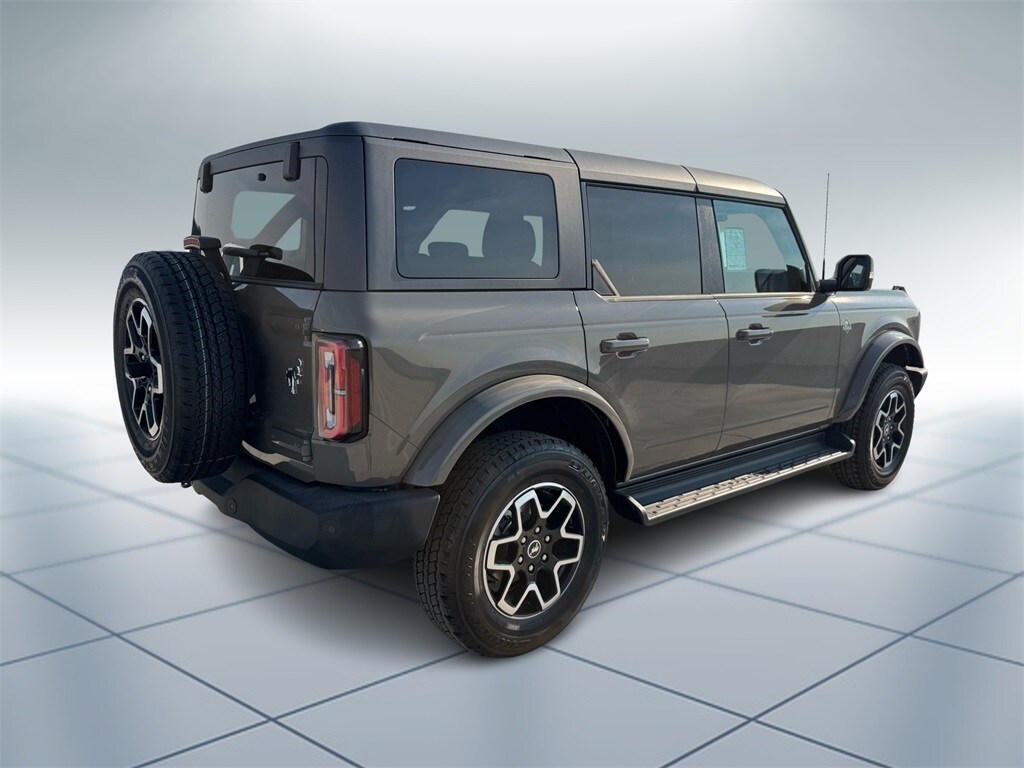 2025 Ford Bronco Outer Banks photo 3