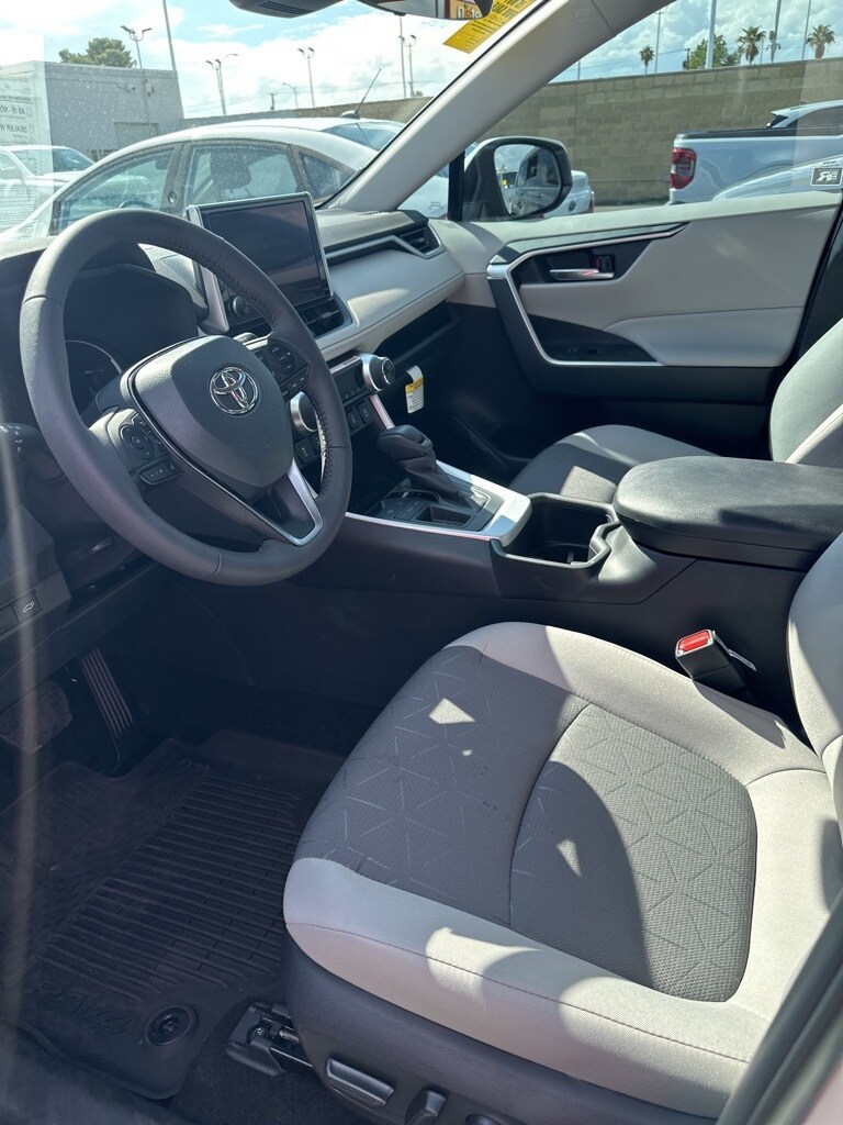2025 Toyota RAV4 XLE photo 4