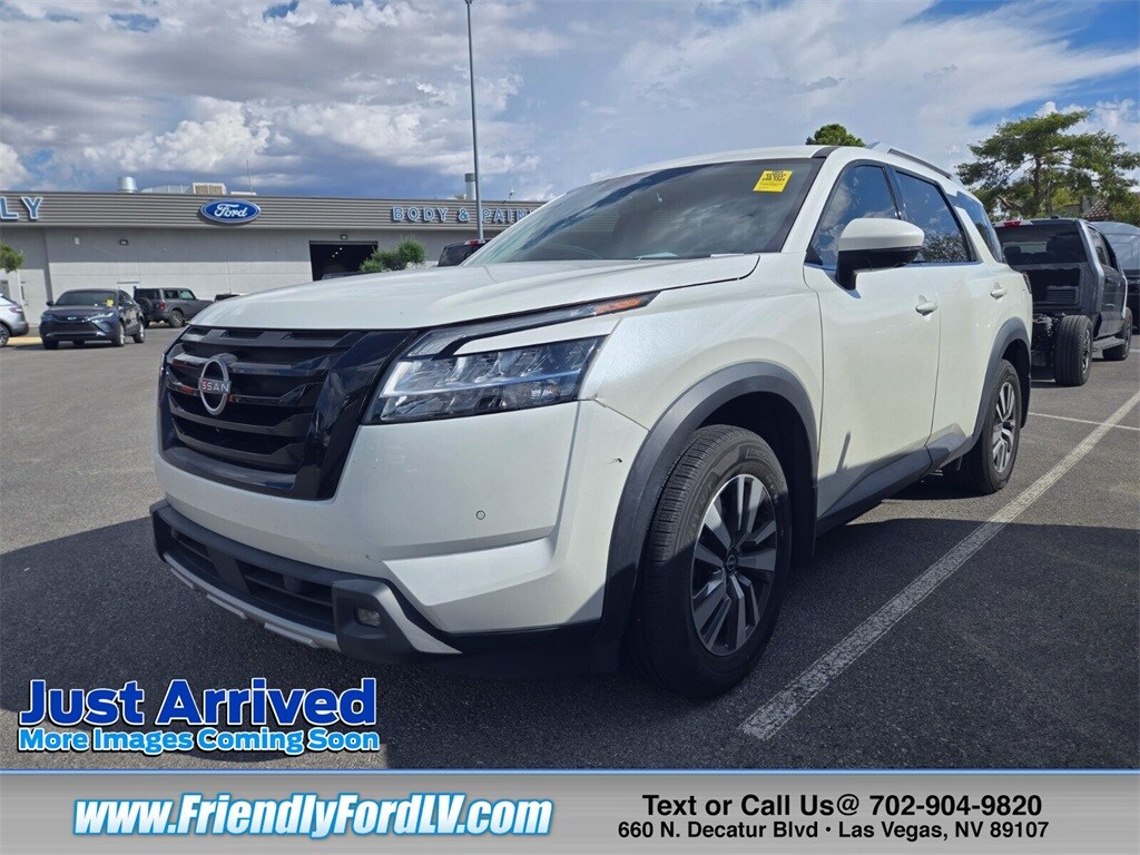 2022 Nissan Pathfinder SL photo 2