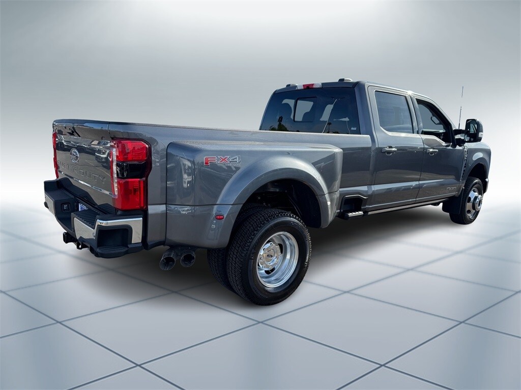 2025 Ford F-350 Lariat photo 3