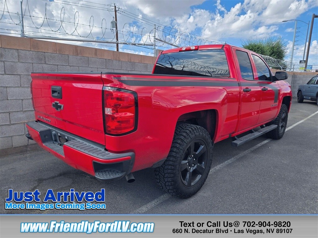 2017 Chevrolet Silverado 1500 Custom photo 3