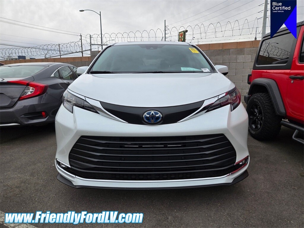 2024 Toyota Sienna XLE photo 2
