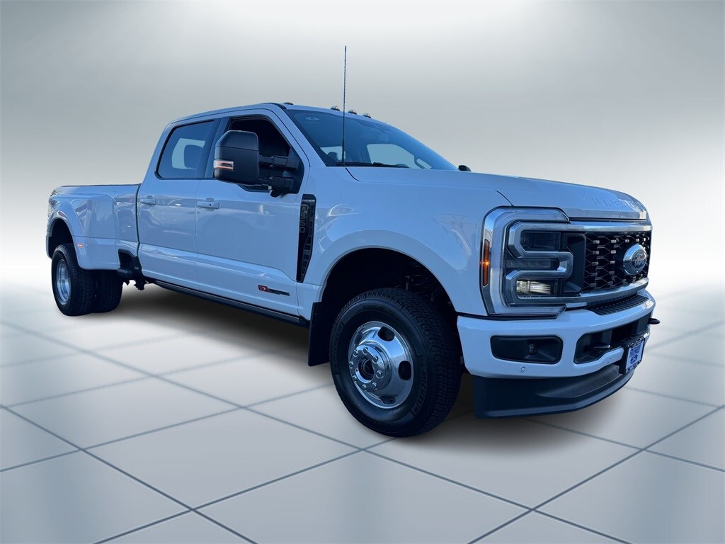 2025 Ford F-350 Platinum photo 2