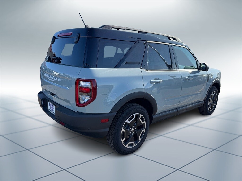 2024 Ford Bronco Sport Outer Banks photo 3