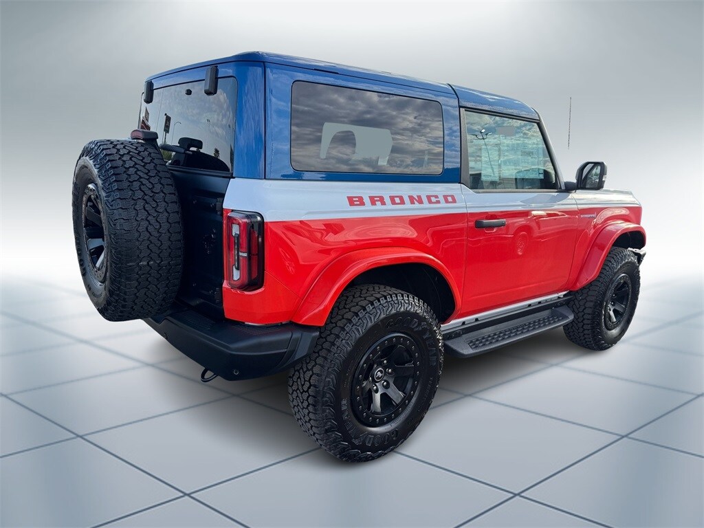 2025 Ford Bronco First Edition photo 2
