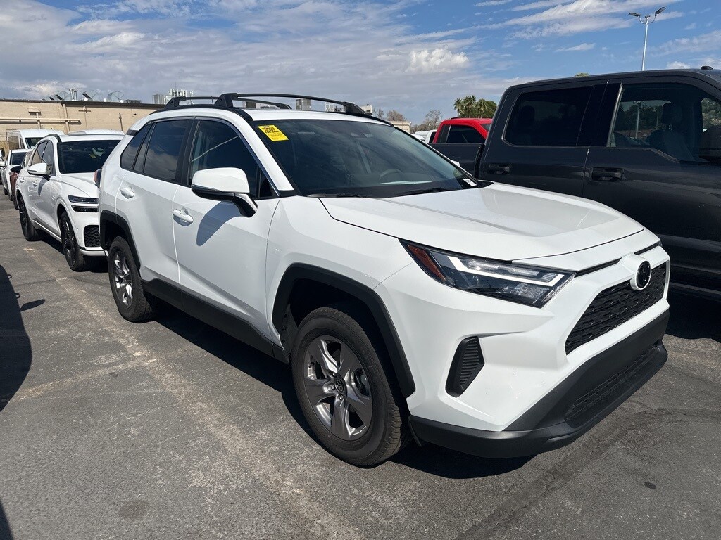 2025 Toyota RAV4 XLE photo 3