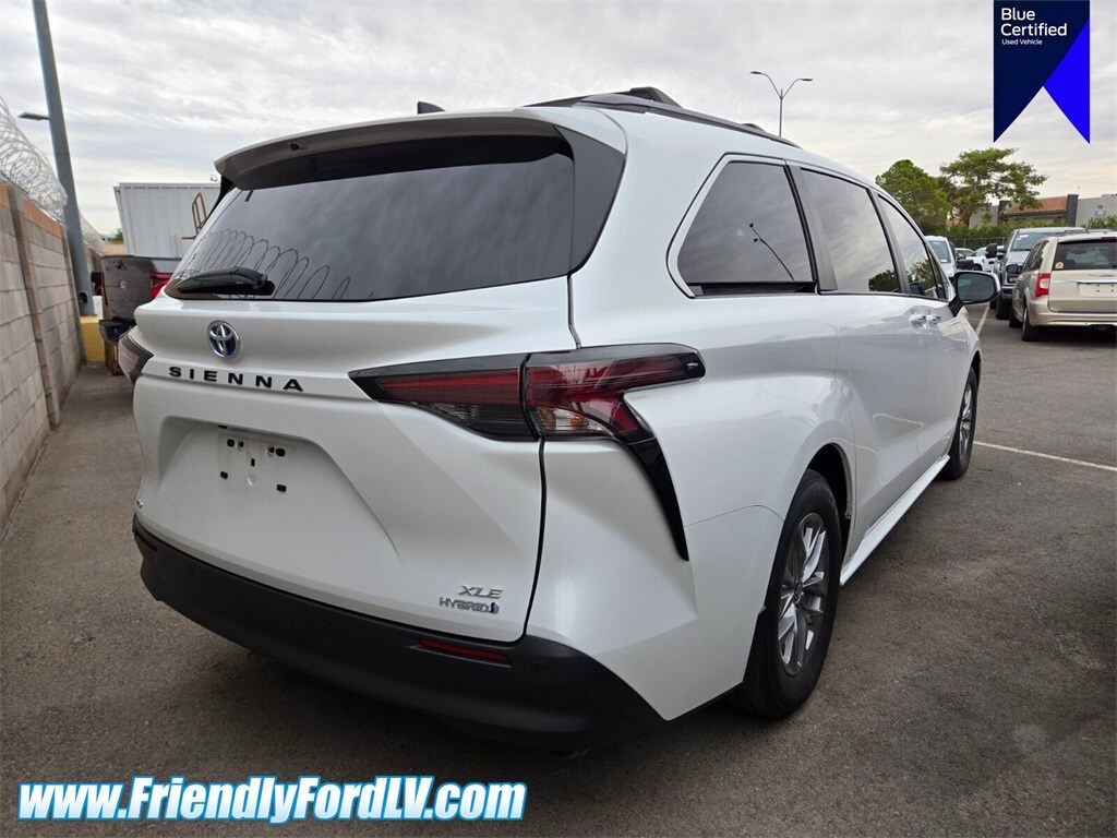 2024 Toyota Sienna XLE photo 3