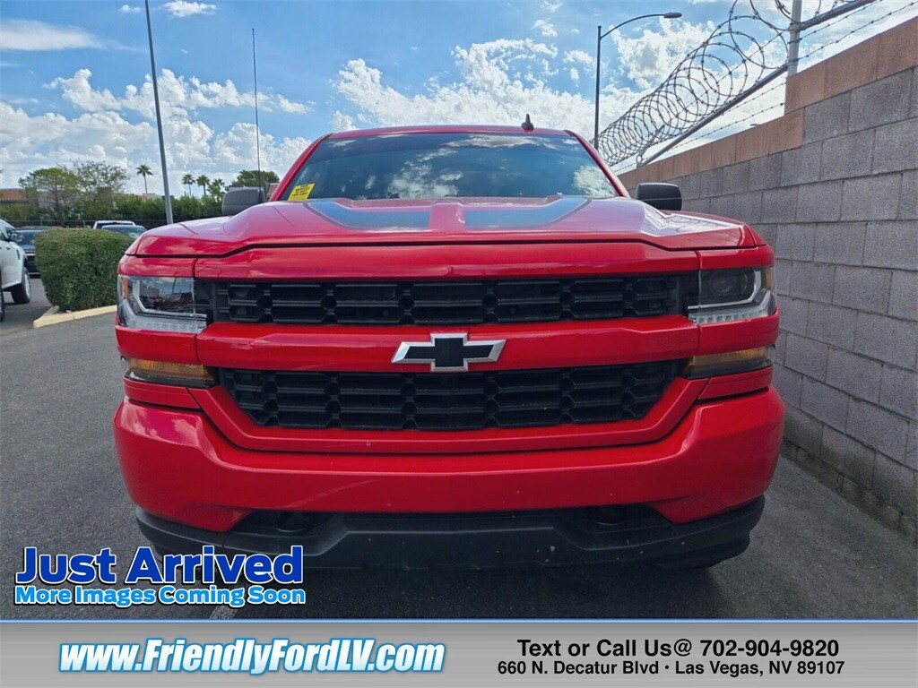 2017 Chevrolet Silverado 1500 Custom photo 2