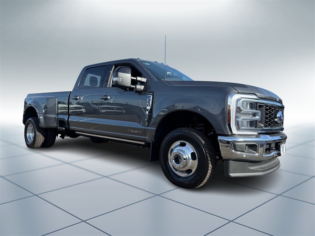 2025 Ford F-350 Lariat photo 2