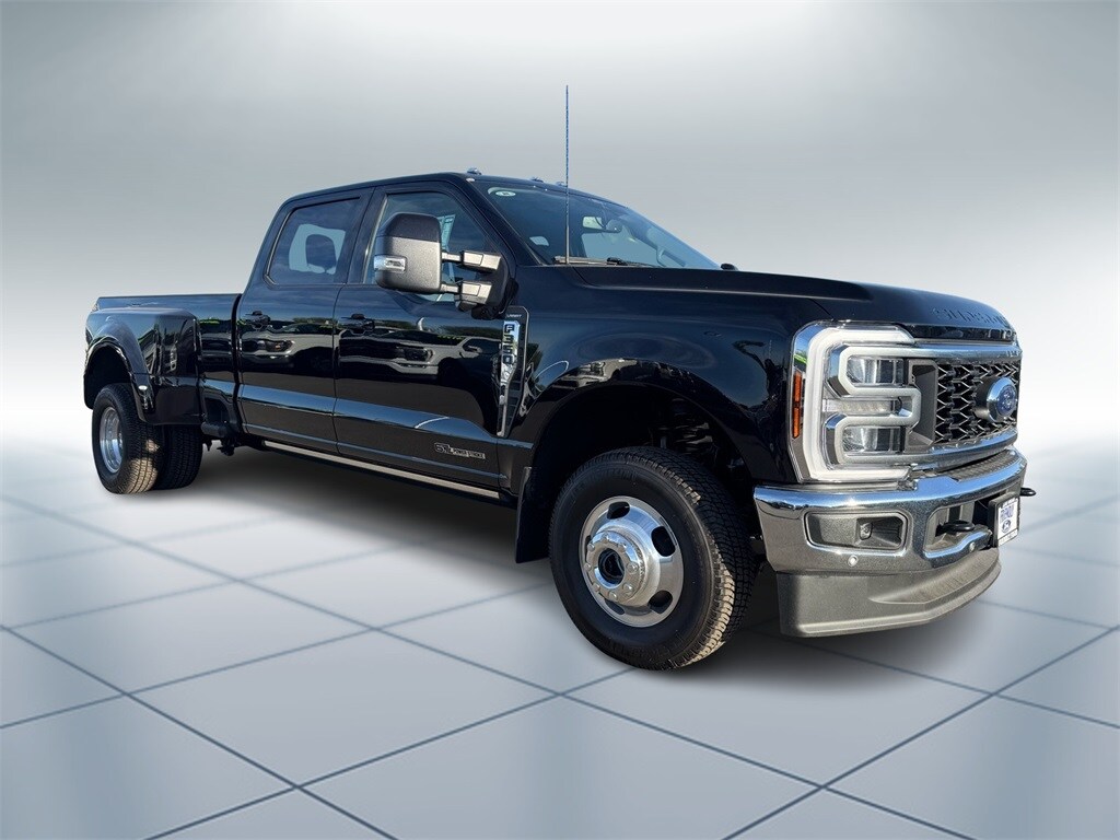 2025 Ford F-350 Lariat photo 2