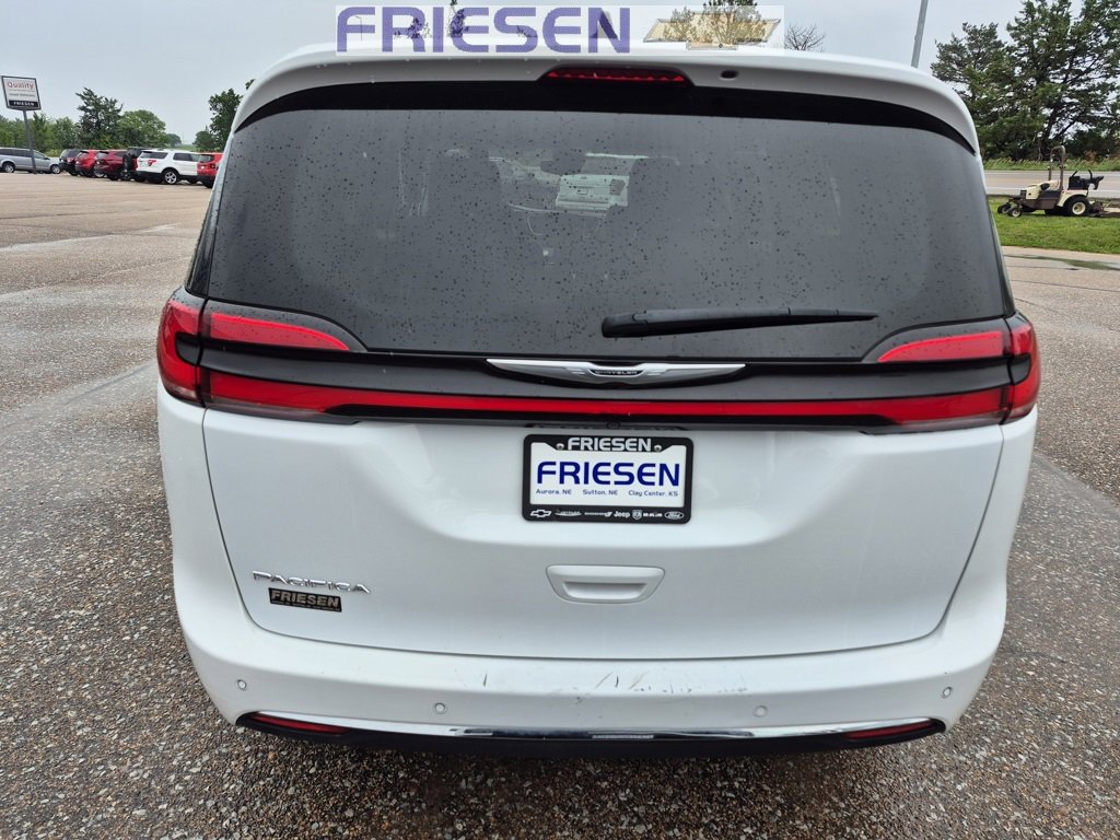2023 Chrysler Pacifica Touring L photo 4