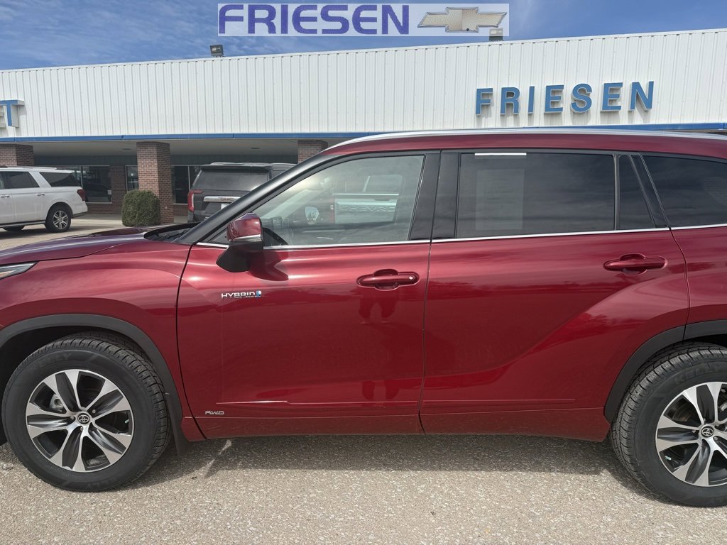 Used 2021 Toyota Highlander XLE with VIN 5TDGBRCH1MS521925 for sale in Sutton, NE