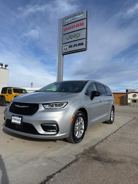 2024 Chrysler Pacifica Touring L's photo