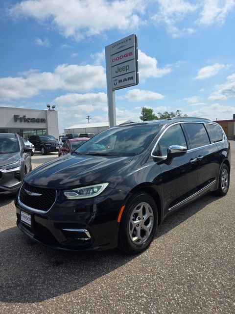 2023 Chrysler Pacifica Limited's photo