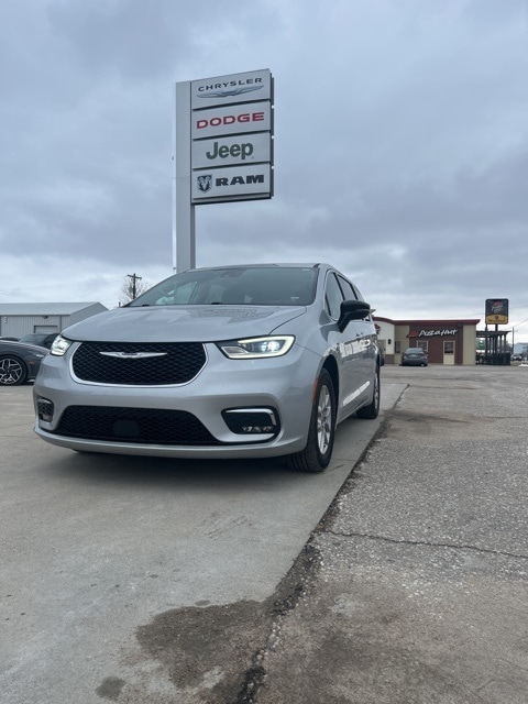 2024 Chrysler Pacifica Van Passenger Van 